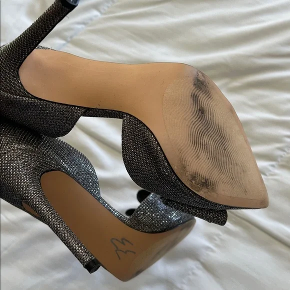 Betsey Johnson Silver Bow Heels - Picture 3 of 3